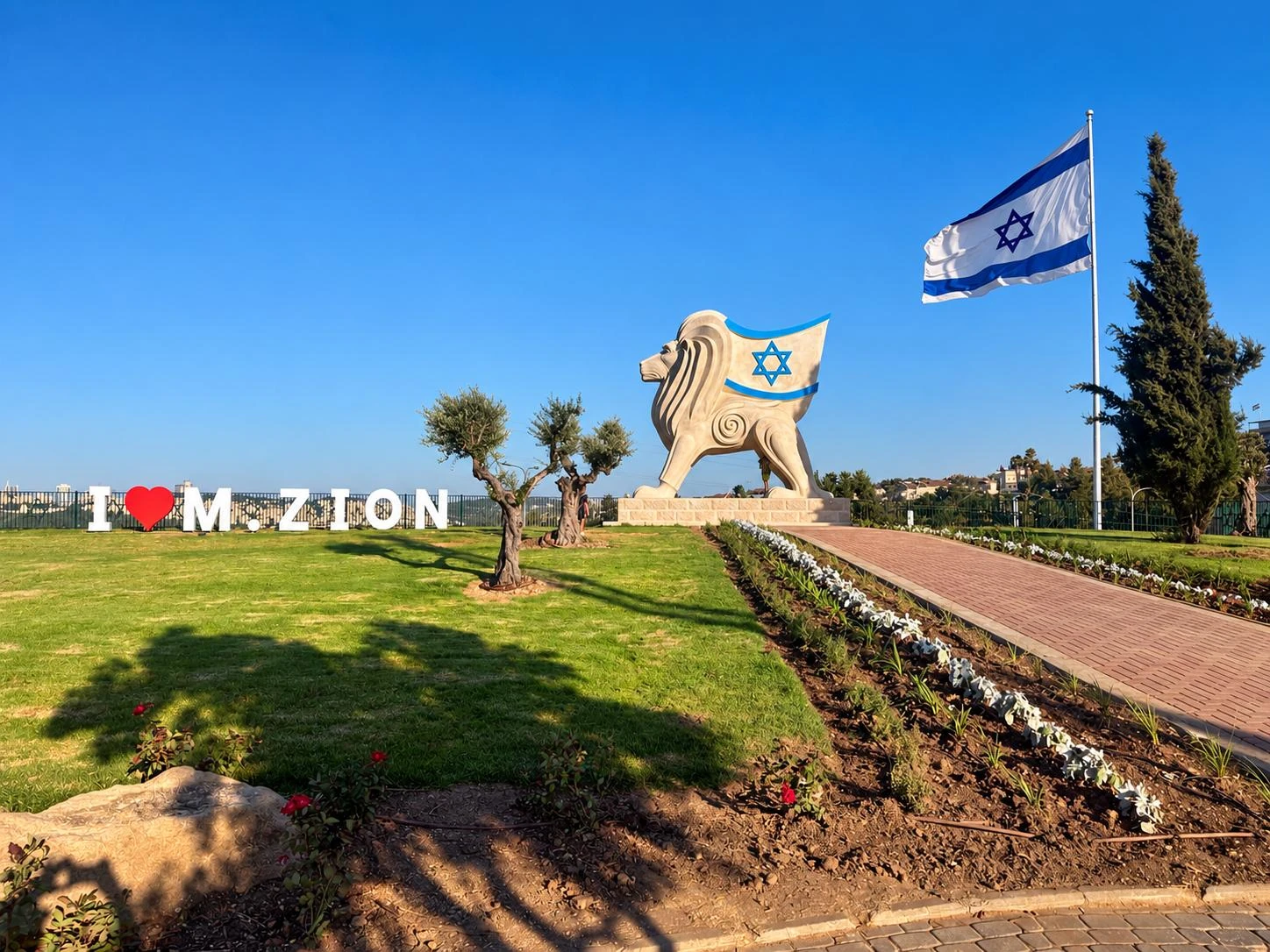 מבט רחב על אריה עם כלביא סמוך לגשר הראל במבשרת ציון