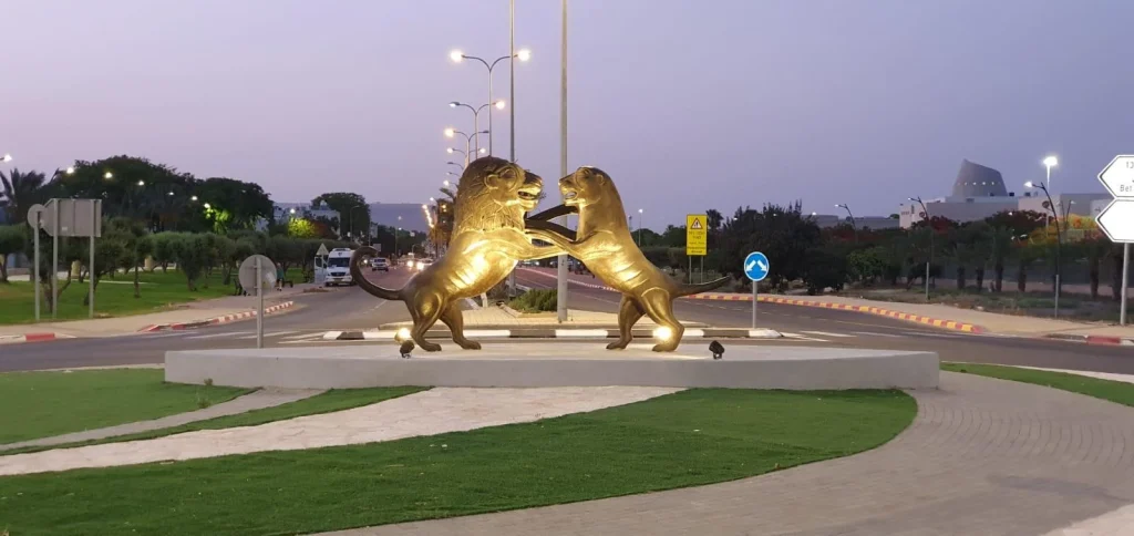 האריה והלביאה במרכז כיכר בבית שאן, מוארים בשעת ערב