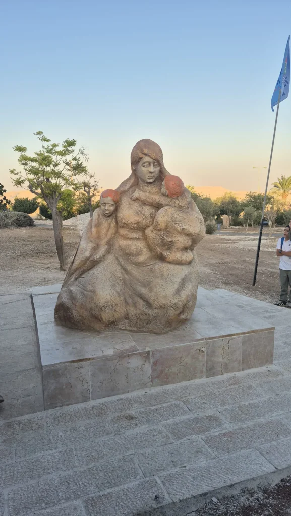 אנדרטת משפחת ביבס של סם פיליפ, אם מחבקת שני ילדים באבן