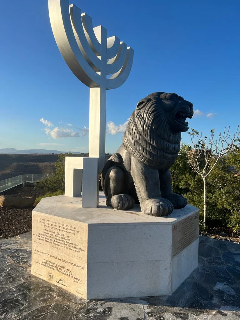 האריה והמנורה בעין קשתות על בסיס אבן משותף
