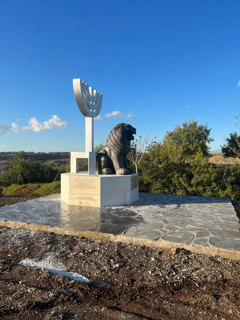מבט רחב על פסל האריה והמנורה ורחבתו בעין קשתות