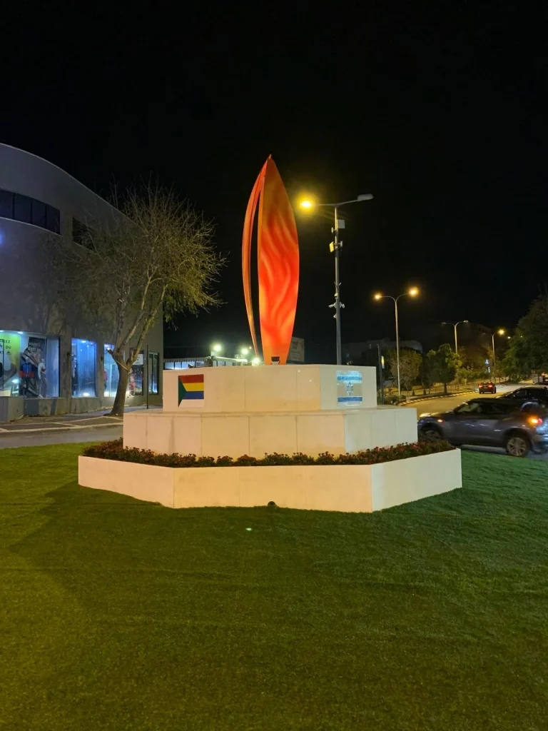 להבת הידידות של סם פיליפ מוארת בלילה בכיכר השוטר בדלית אל כרמל