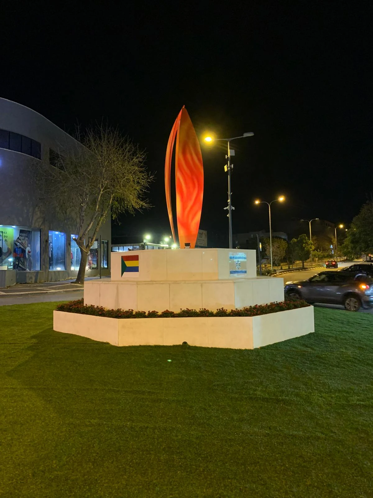 להבת הידידות של סם פיליפ מוארת בלילה בכיכר השוטר בדלית אל כרמל