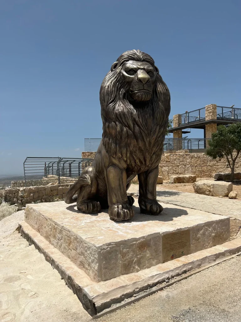 אריה גוש עציון של סם פיליפ על בסיס אבן במצפור האלף