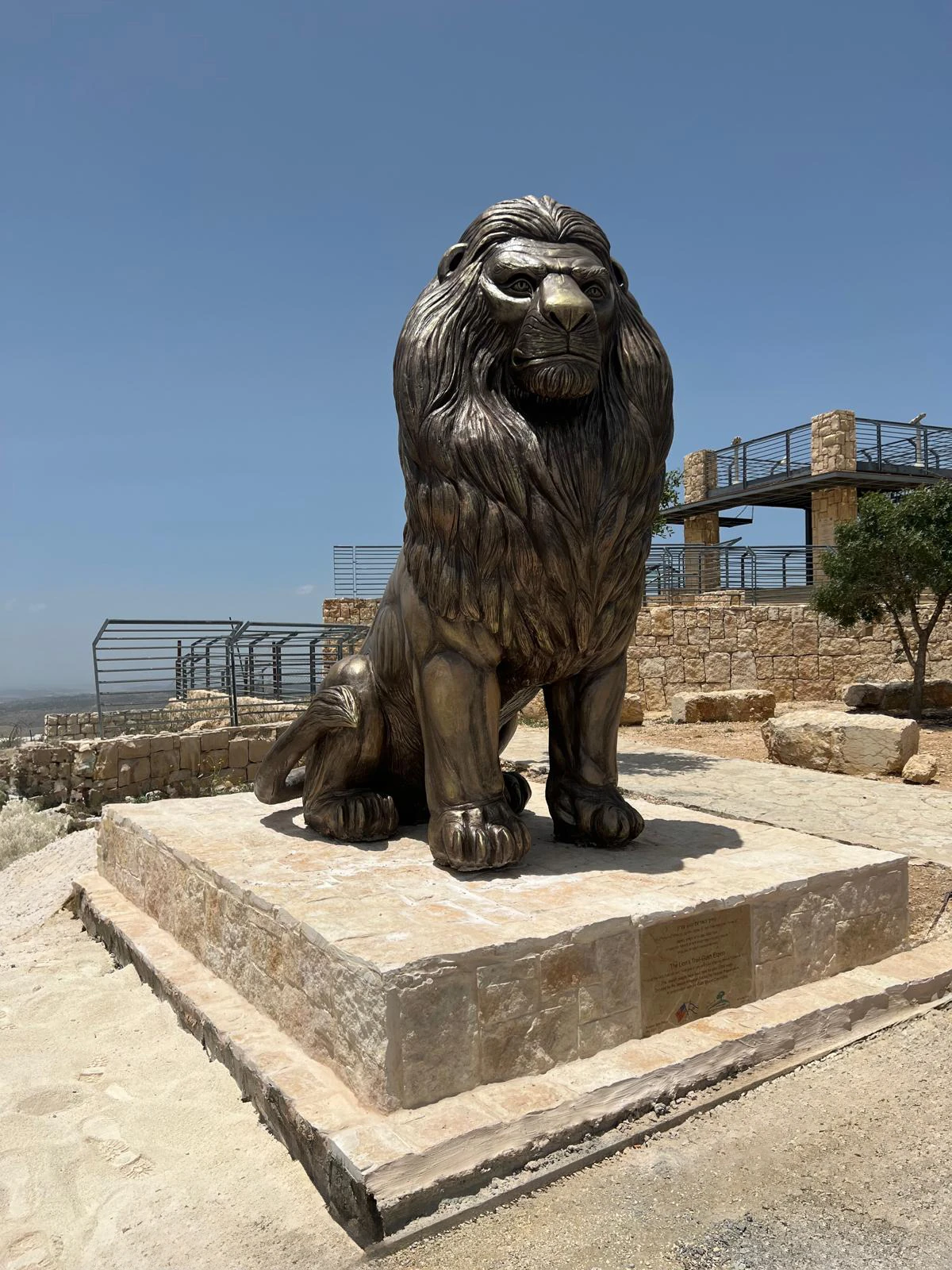 אריה גוש עציון של סם פיליפ על בסיס אבן במצפור האלף