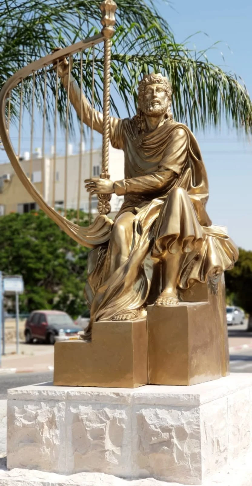 מבט קרוב על פסל דוד המלך של סם פיליפ עם נבל בבית שאן