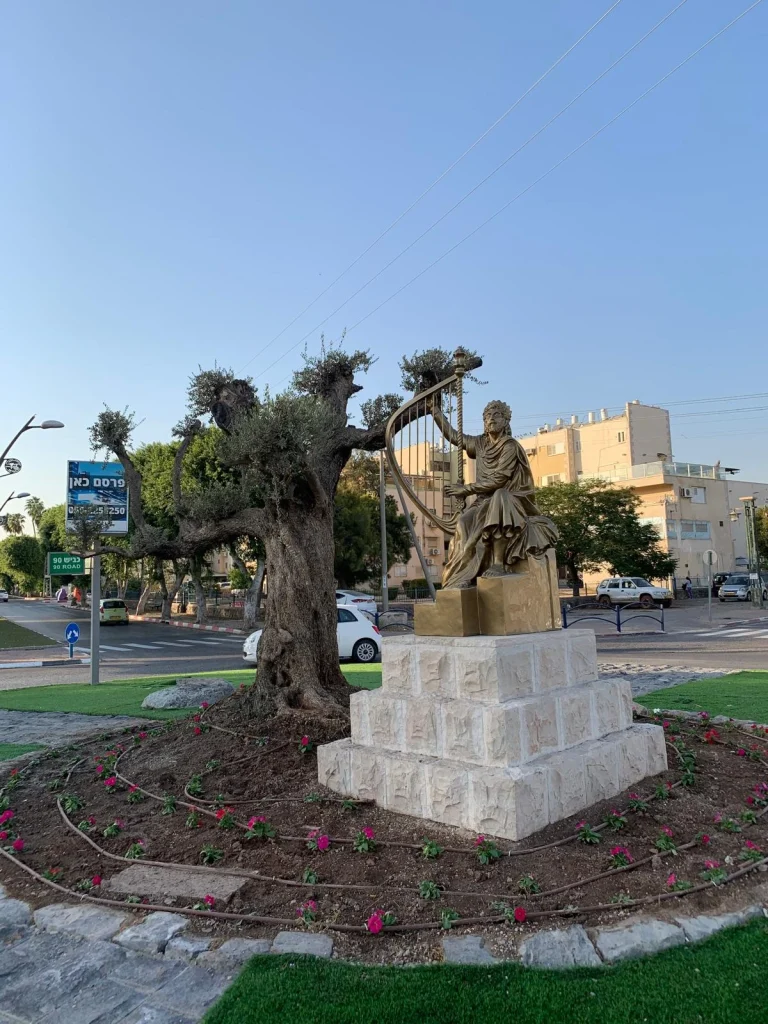 פסל דוד המלך של סם פיליפ במרכז בית שאן, יושב ואוחז בנבל
