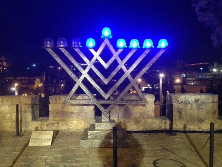 מנורת מגן דוד של סם פיליפ מוארת בלילה ברחבת שער יפו בירושלים