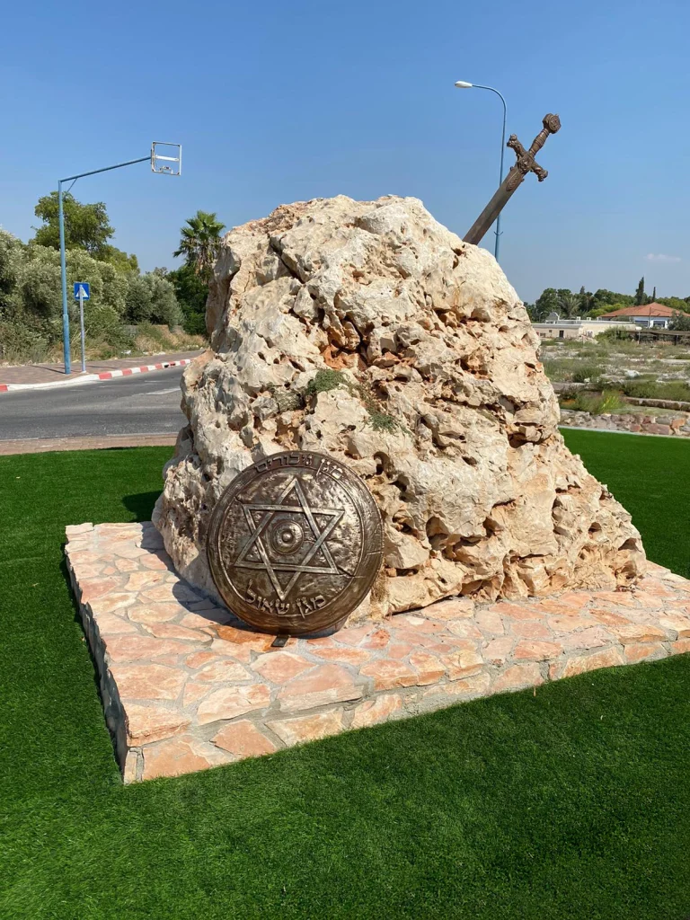 מגן שאול – מגן גיבורים של סם פיליפ, חרב הבוקעת מסלע ומגן ברונזה בבית שאן