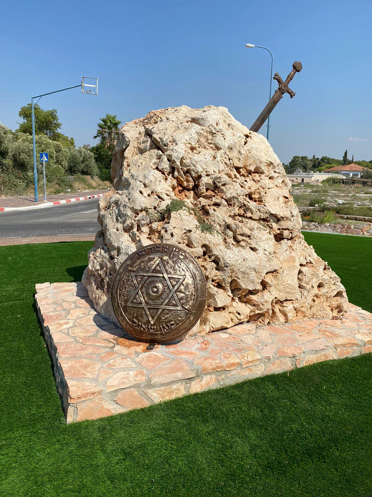 מגן שאול – מגן גיבורים של סם פיליפ, חרב הבוקעת מסלע ומגן ברונזה בבית שאן