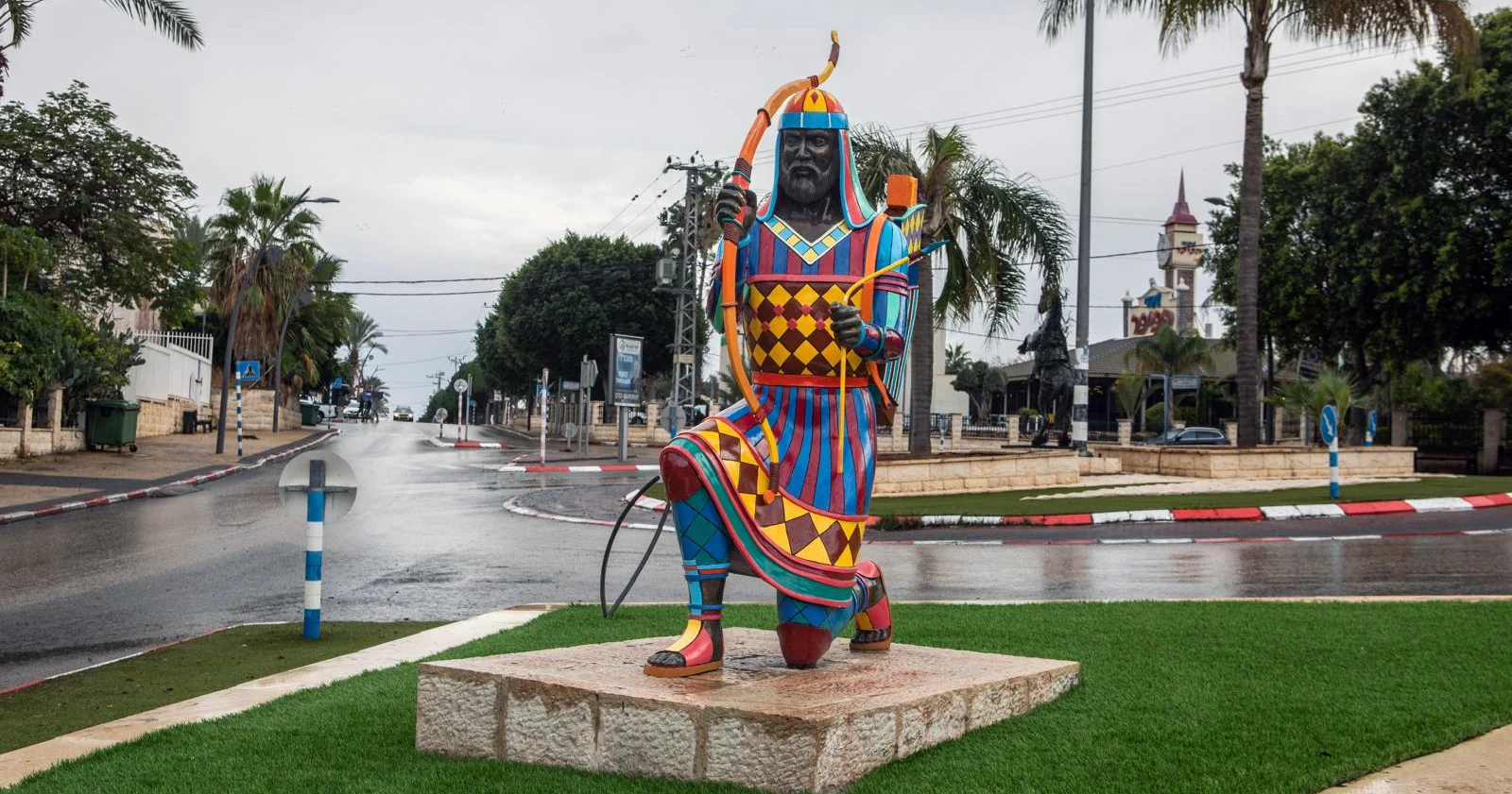 פסל בר כוכבא של סם פיליפ בבית שאן, לוחם צבעוני האוחז בקשת ארוכה