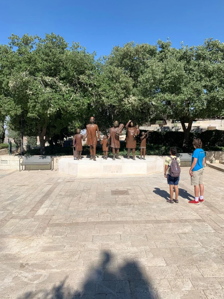 אנדרטת היציאה והגירוש בירושלים, קבוצת דמויות ברונזה של משפחה יהודית־תימנית הנושאת מטלטלים