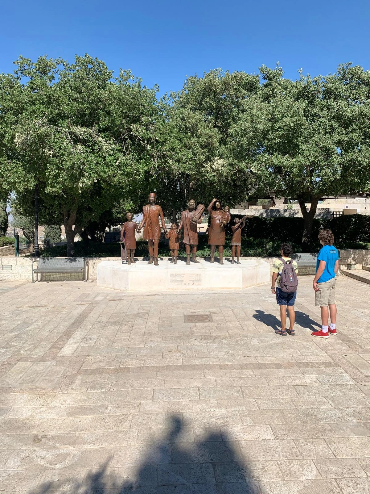 אנדרטת היציאה והגירוש בירושלים, קבוצת דמויות ברונזה של משפחה יהודית־תימנית הנושאת מטלטלים
