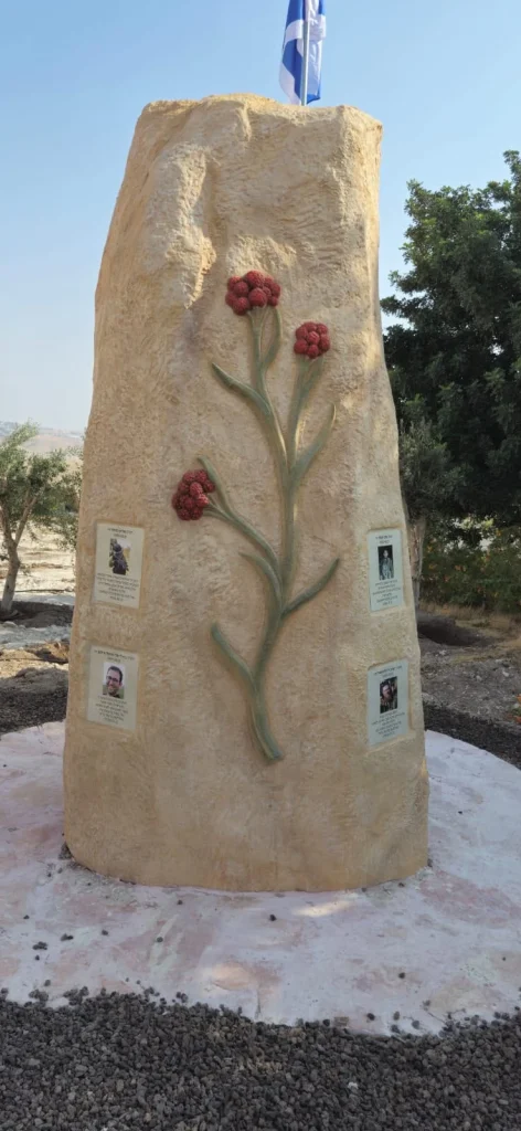 אבן עם פרח דם המכבים באנדרטת חרבות ברזל במעלה אדומים