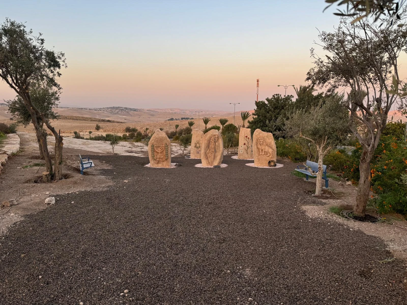 מבט רחב על אנדרטת חרבות ברזל בפארק הצוק במעלה אדומים
