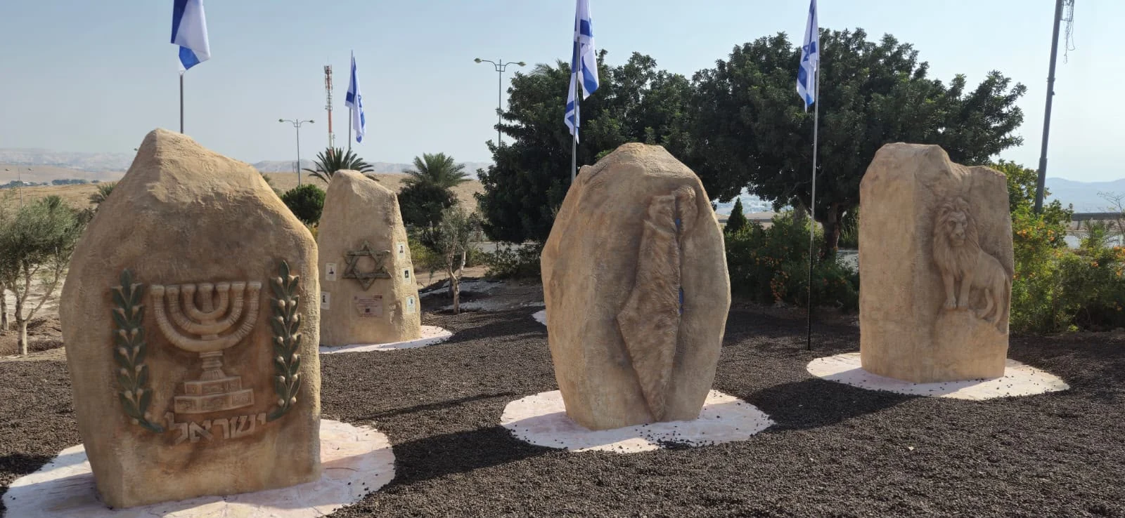אבני הזיכרון באנדרטת חרבות ברזל של סם פיליפ במעלה אדומים
