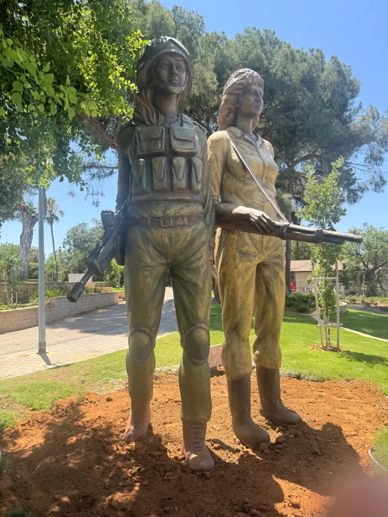 בנות דבורה של סם פיליפ, שתי דמויות של לוחמות בגבעת התצפיתניות בפתח תקווה