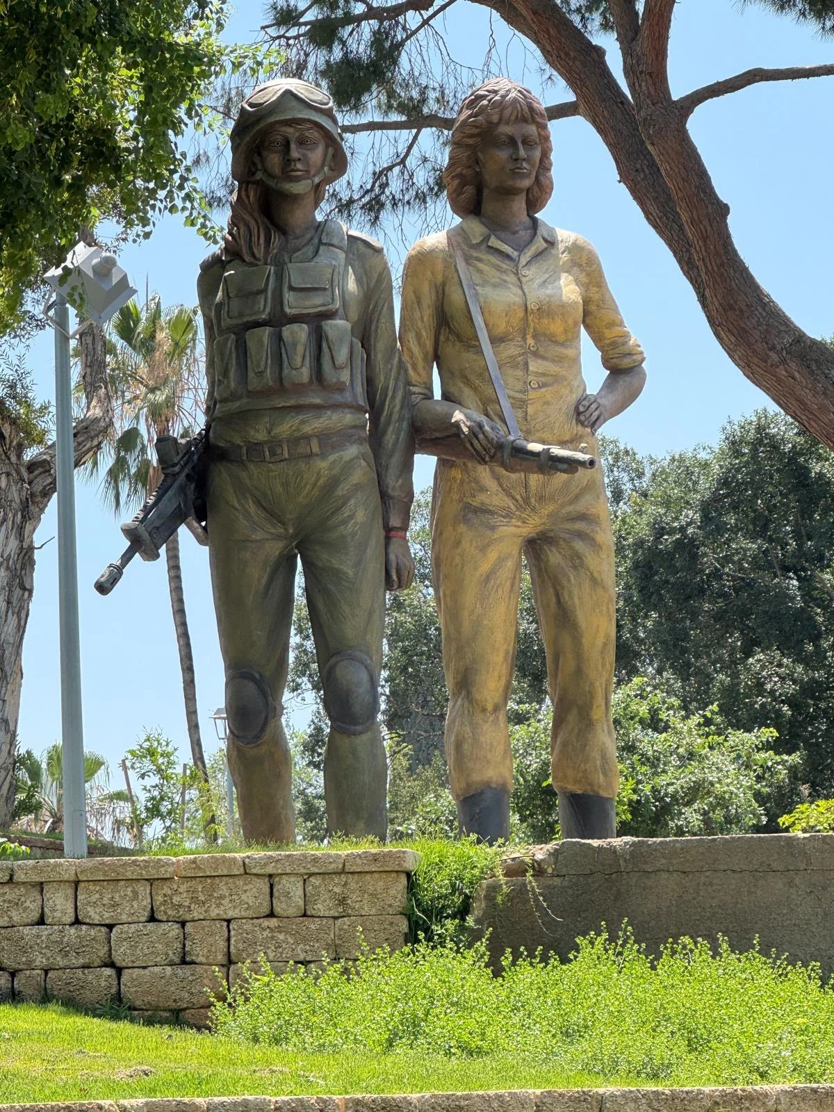 מבט צד על אנדרטת בנות דבורה בפתח תקווה