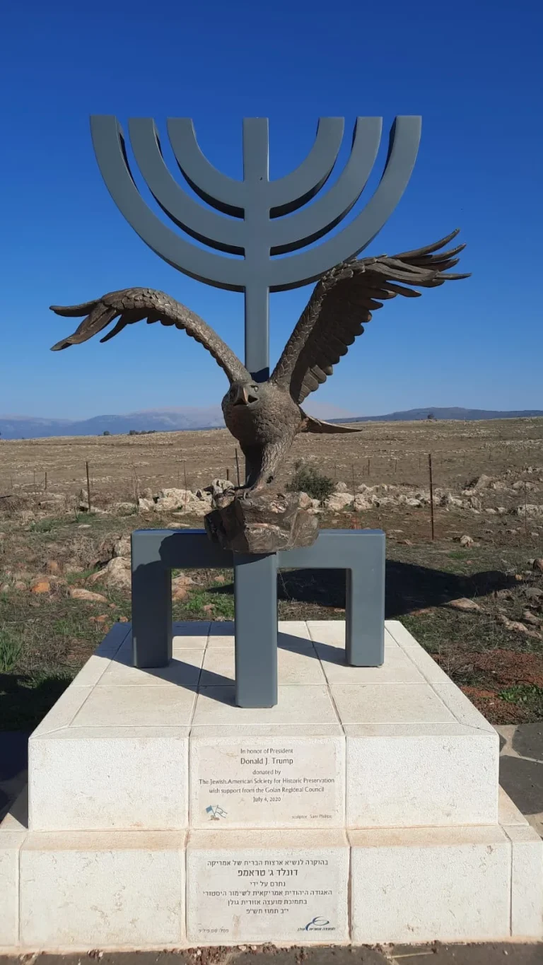 מבט חזיתי על הנשר בעל הכנפיים הפרושות והמנורה ברמת טראמפ