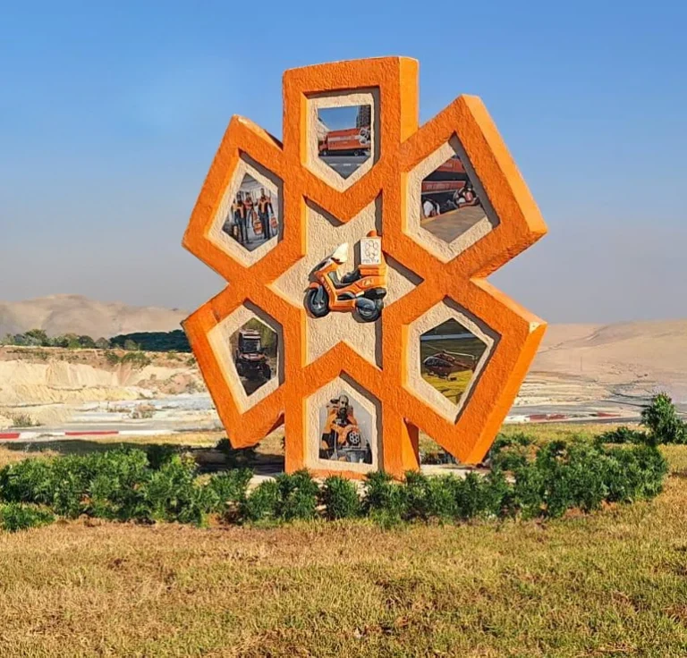 אנדרטת איחוד הצלה בדימונה, מיצג כתום עם תצלומים ומוטיבים של פעילות הצלה