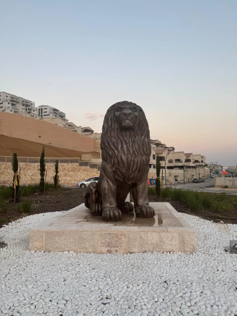 אריה יקנעם של סם פיליפ יושב על בסיס אבן בכיכר בשדרות יצחק רבין
