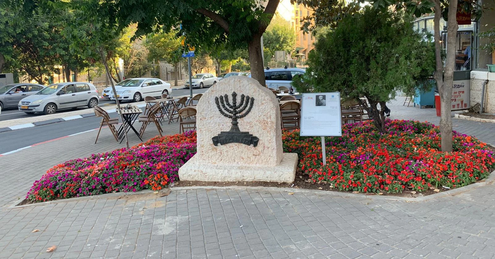 אנדרטת זאב ז׳בוטינסקי בירושלים, אבן זיכרון עם מנורת בית״ר כהה בתוך ערוגת פרחים