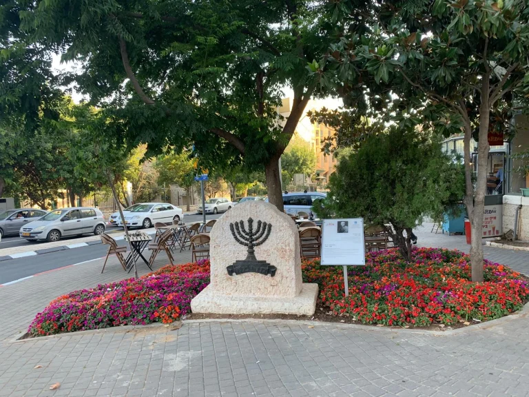 אנדרטת זאב ז׳בוטינסקי בירושלים, אבן זיכרון עם מנורת בית״ר כהה בתוך ערוגת פרחים